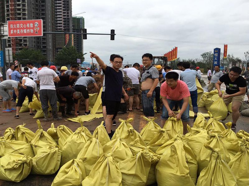 2016年7月20日，集團公司組織員工參與“安陽7·19特大洪水”搶險救災(zāi)工作。